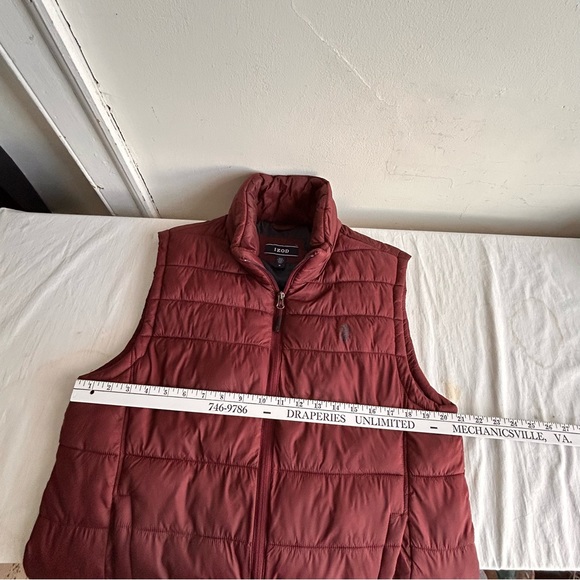Izod Men's Maroon Puffer Quilted Vest - Picture 10 of 11